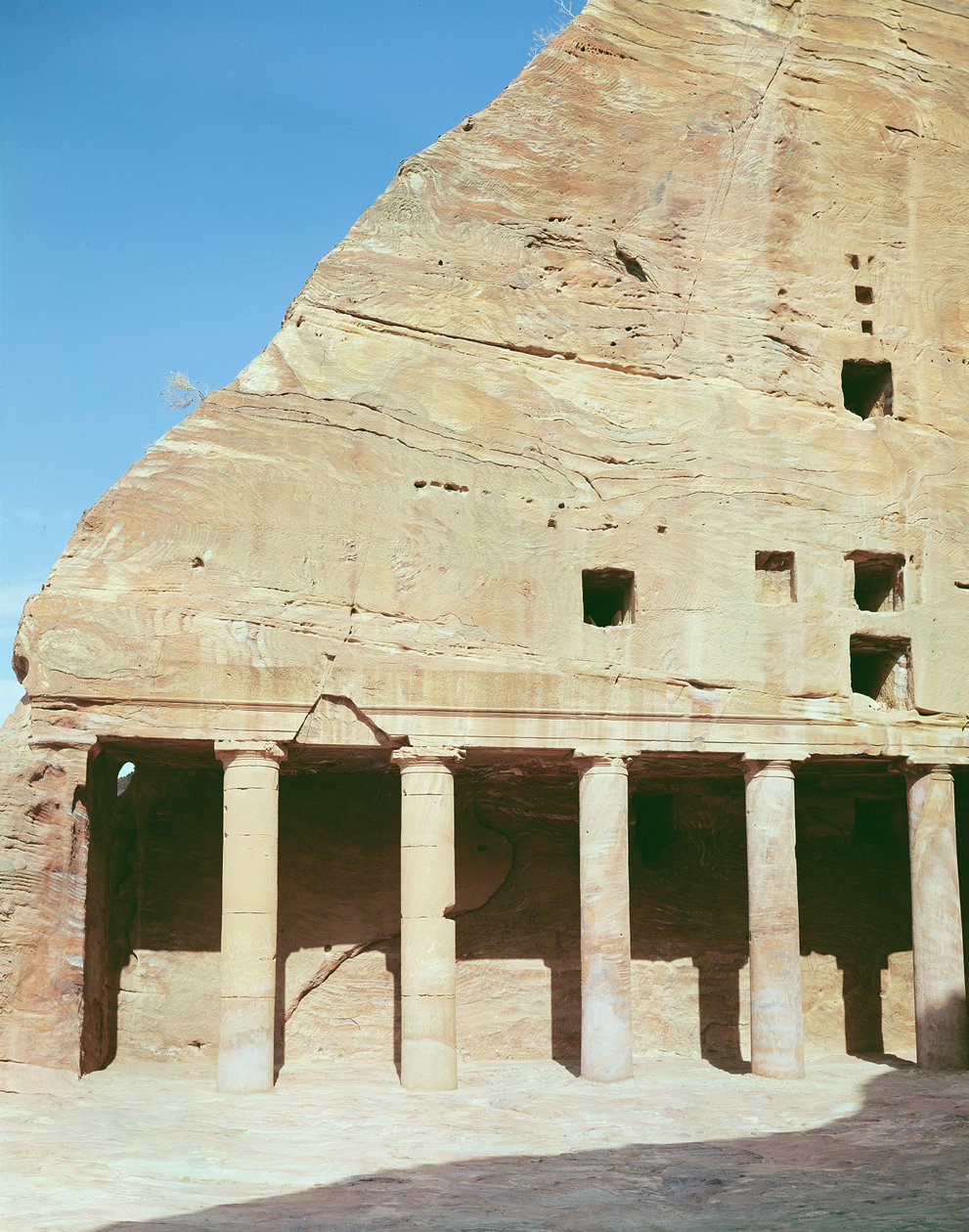 Utsikt over en sidekolonnade av Nabatean