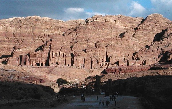 Utsikt over de utskårne fasadene av Nabatean