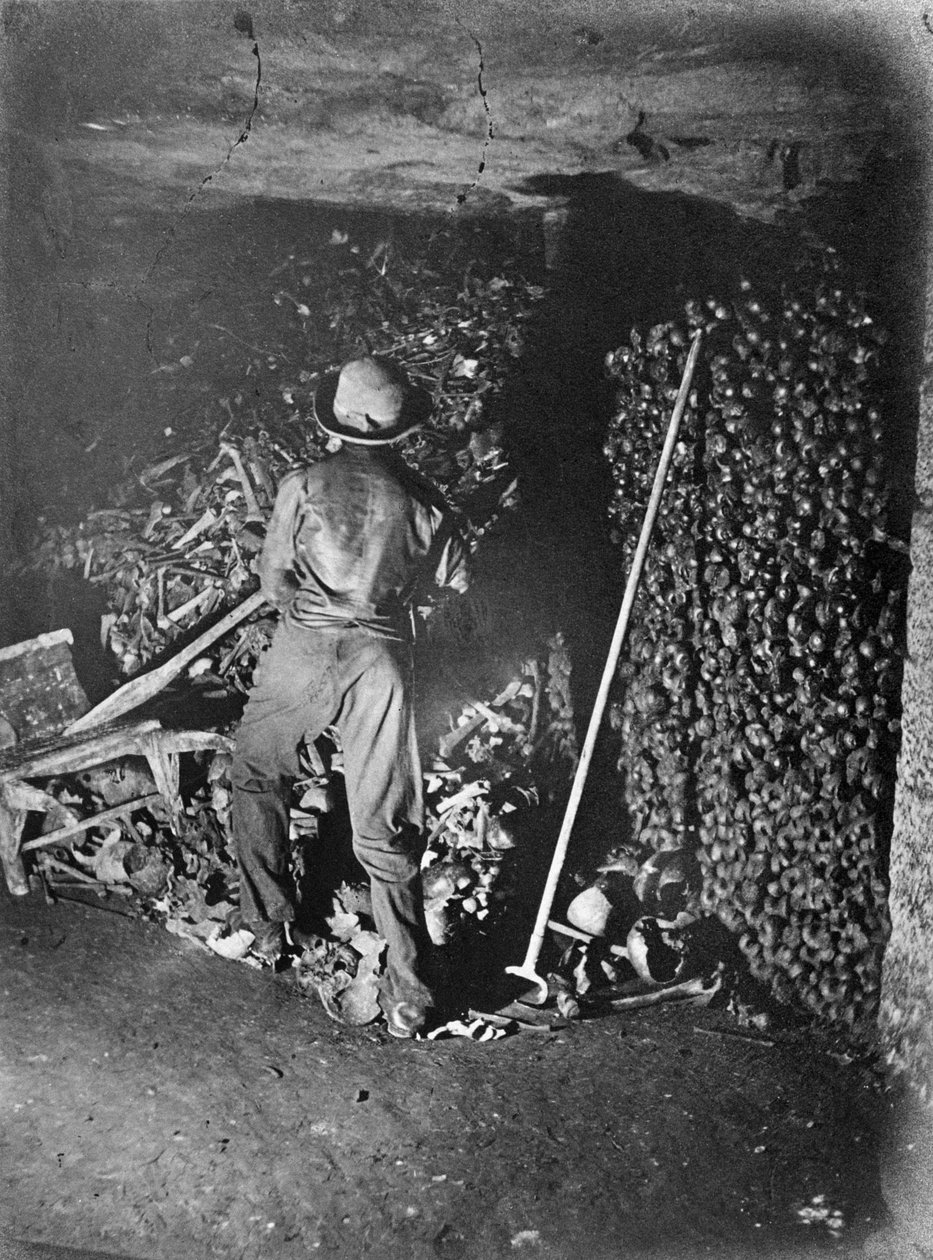 Interiør i katakombene, Paris, 1861 av Nadar