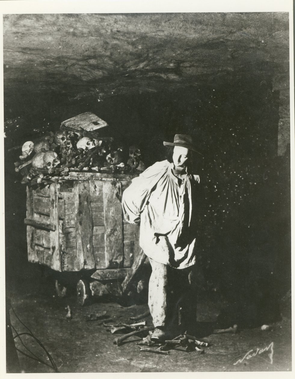Interiør i katakombene, Paris, 1861 av Nadar