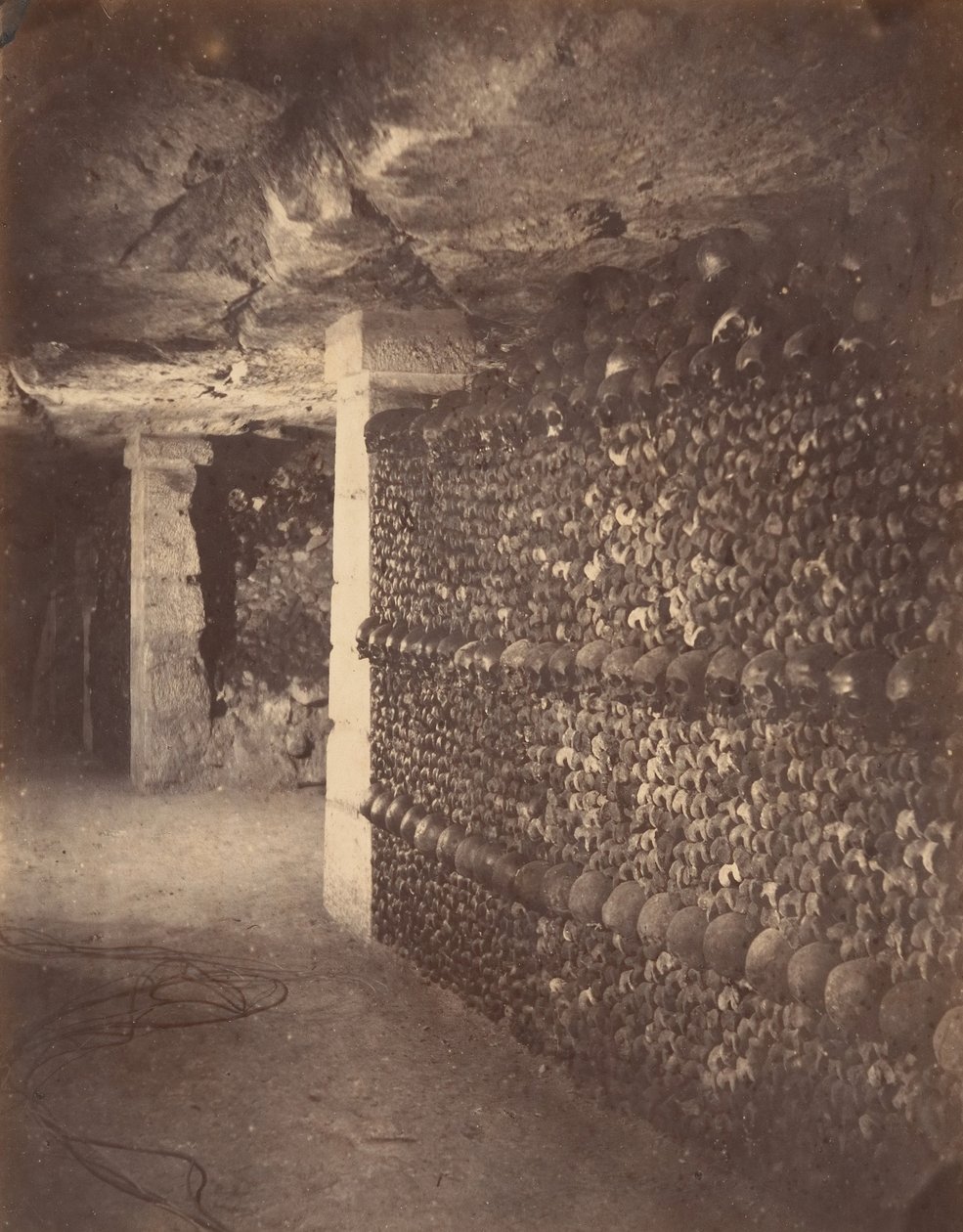 Katakombene, Paris, april 1862. av Nadar