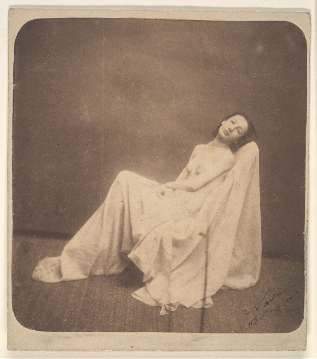 [Sittende modell, delvis drapert] av Nadar