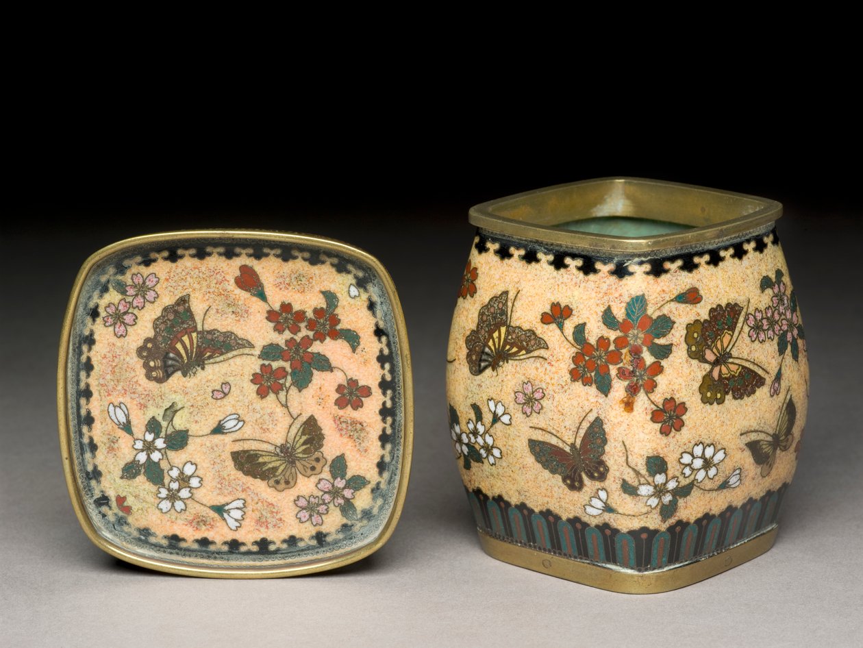 Tobakkskrukke og stativ med sommerfugler og blomster, ca. 1880 (cloisonne-emalje) av Namikawa Yasuyuki
