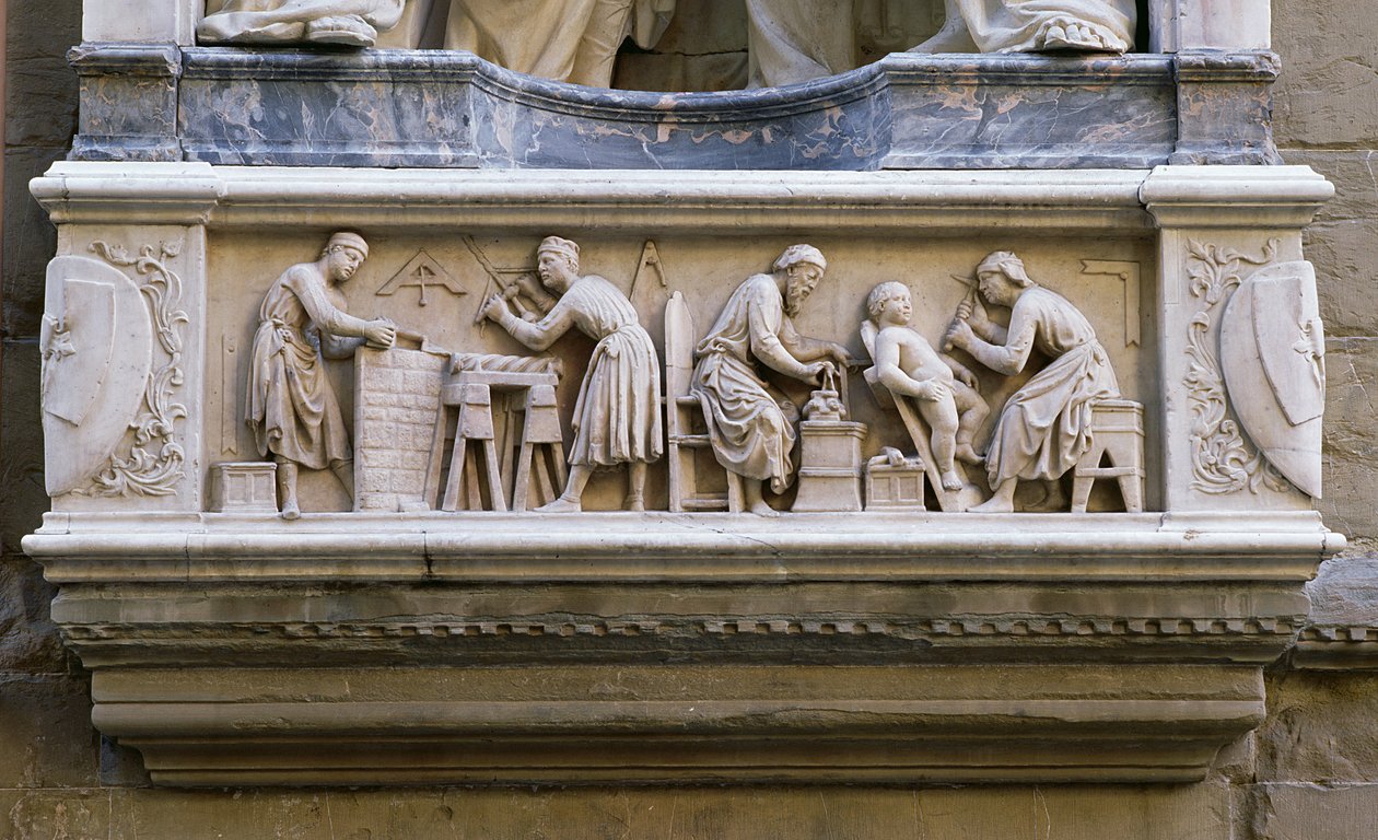Relieff som viser kunstnere og håndverkere i arbeid, fra bunnen av nisjen som viser Quattro Coronati (marmor) av Nanni di Banco
