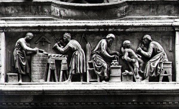 Relieff som viser kunstnere og håndverkere i arbeid (marmor) (s/hvitt-bilde) av Nanni di Banco