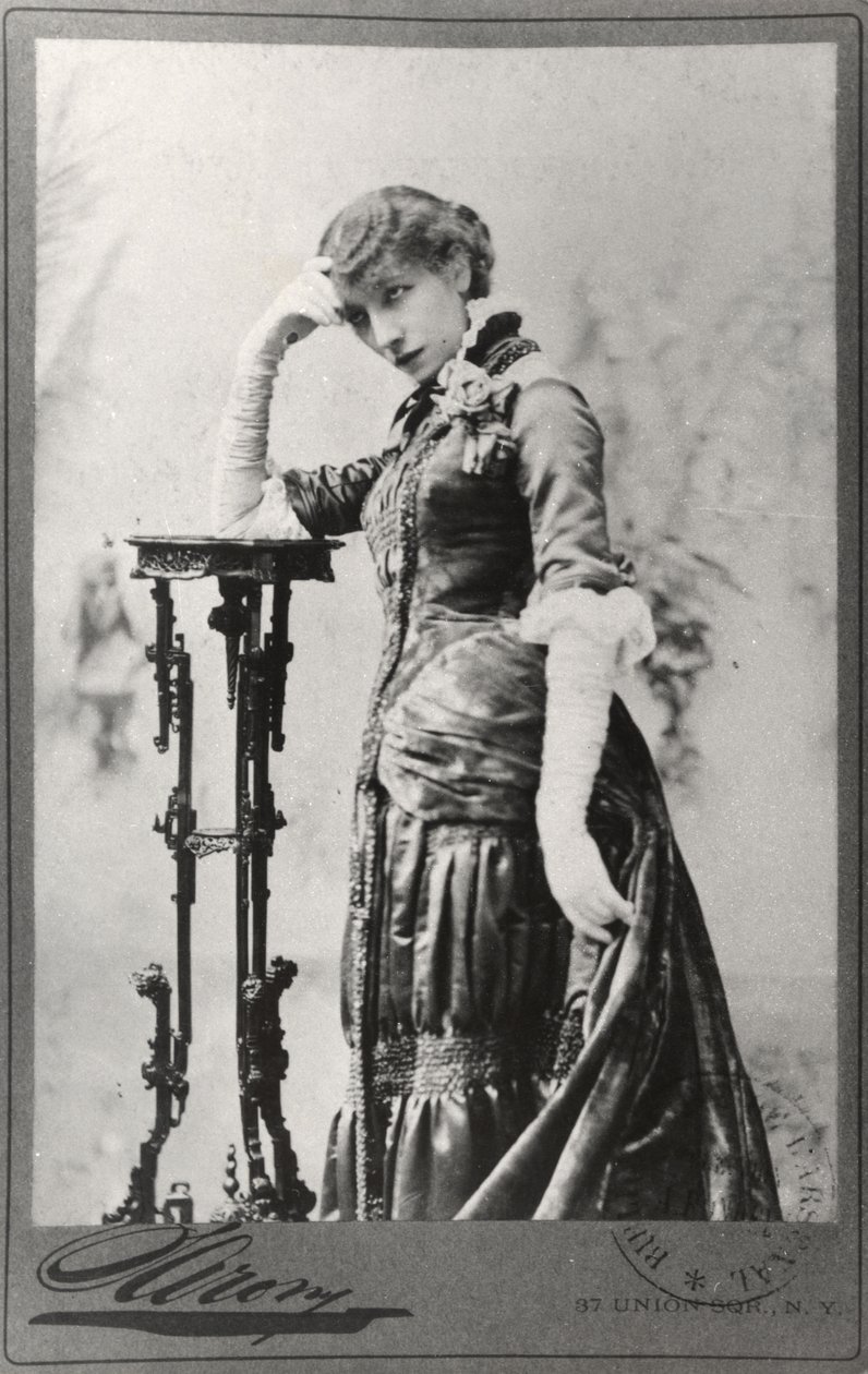 Portrett av Sarah Bernhardt (1844-1923) tatt i USA (s/hvitt-bilde) av Napoleon Sarony