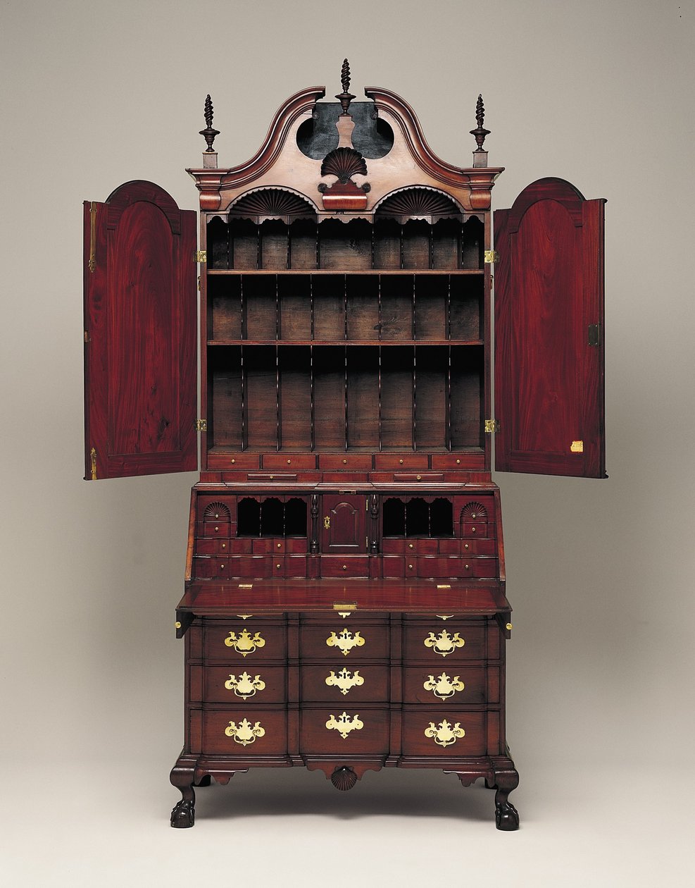 Skrivebord og bokhylle, ca. 1770-76 (mahogni, sørlig gul furu, østlig hvit furu, gul poppel og messing) av Nathaniel Gould