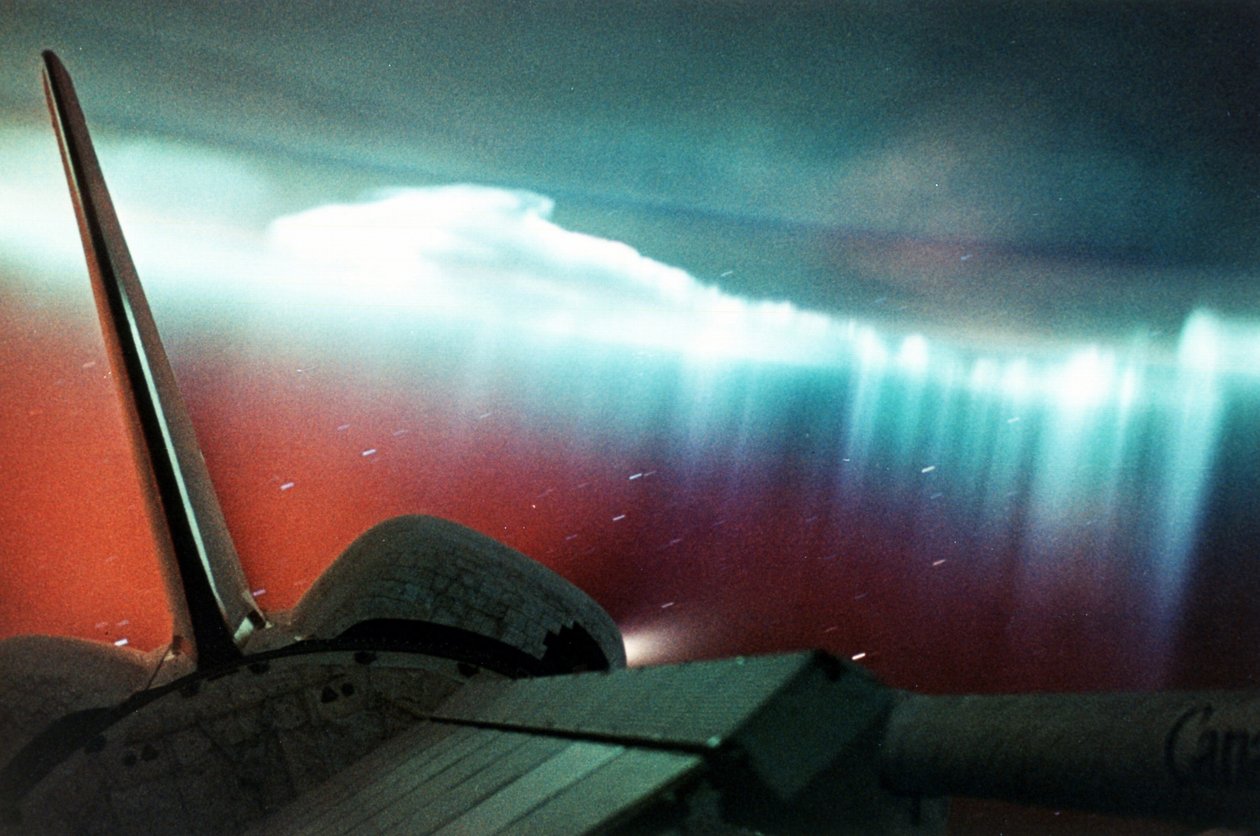 Aurora Australis (gardinform) sett fra Space Shuttle Endeavour, hvorav en del kan sees øverst til høyre i forgrunnen. april 1994. NASA-fotografi. av National Aeronautics and Space Administration National Aeronautics and Space Administration