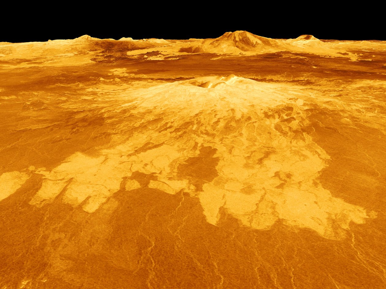 Datagenerert visning av overflaten til planeten Venus dominert av vulkanen Sapas Mons. Lavastrømmer strekker seg hundrevis av kilometer over de oppsprukkede slettene vist i forgrunnen. Kreditt NAS av National Aeronautics and Space Administration National Aeronautics and Space Administration