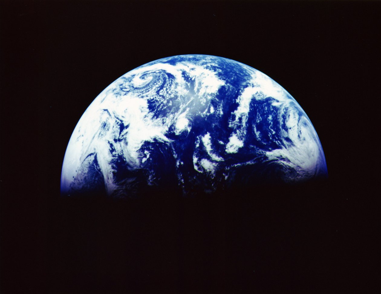 Jorden fra verdensrommet fotografert av romfartøyet Galileo 11, desember 1992 fra en avstand på 1,9 millioner km (1,2 millioner miles) Antarktis, bunn og daggry stiger over Stillehavet. NASA-bilde. av National Aeronautics and Space Administration National Aeronautics and Space Administration