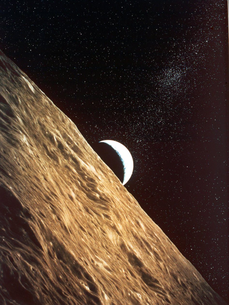 Jordstigning sett fra overflaten av månen: Apollo Mission 1969. NASA-fotografi av National Aeronautics and Space Administration National Aeronautics and Space Administration