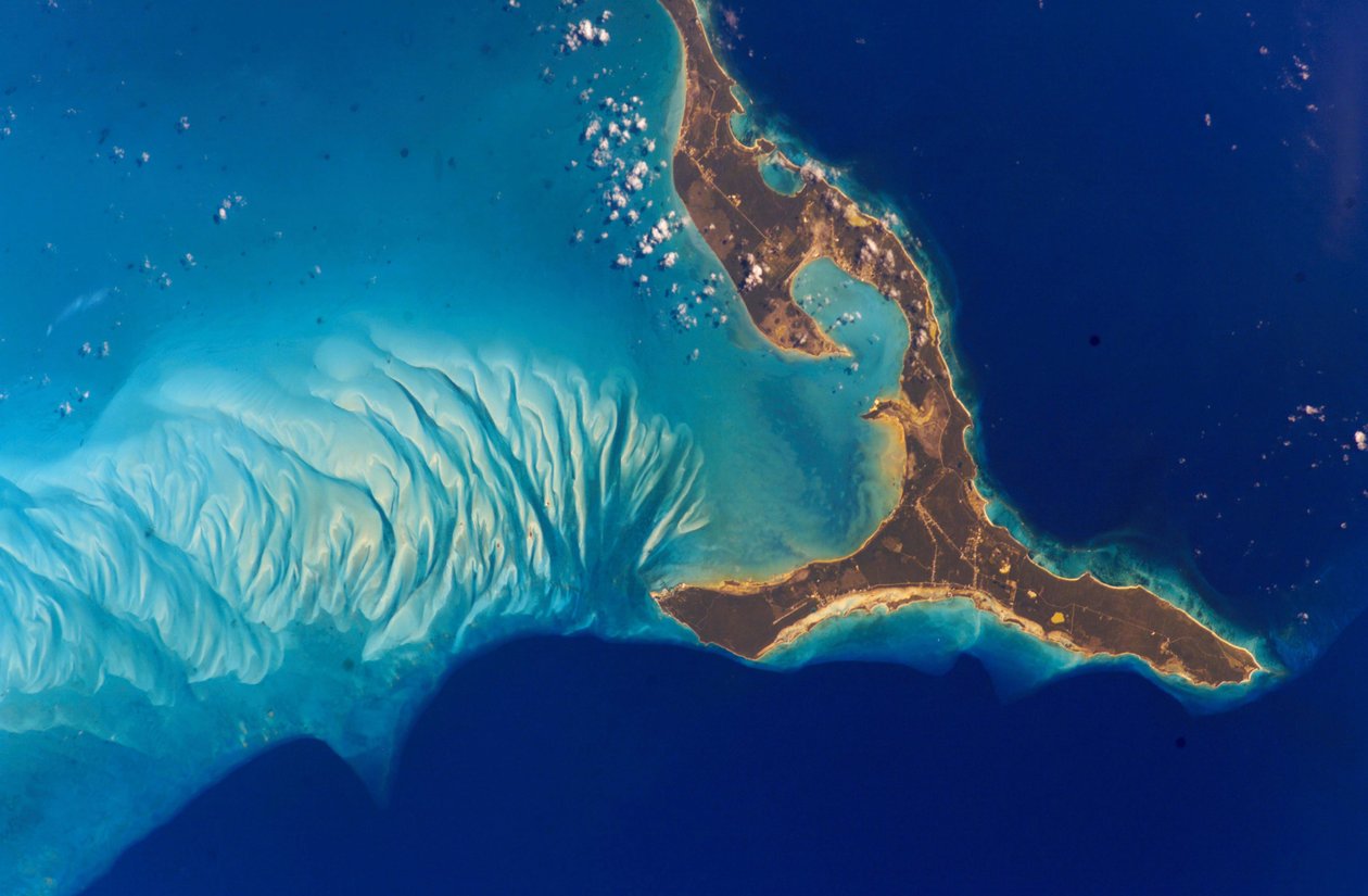 Eleuthera Island, Bahamas, 2002. Undervannsformasjoner vest for øya er laget av kalsiumkarbonatsand erodert fra korallrev og avsatt i sanddyner av havstrømmer. Kreditt NASA. Vitenskap E av National Aeronautics and Space Administration National Aeronautics and Space Administration