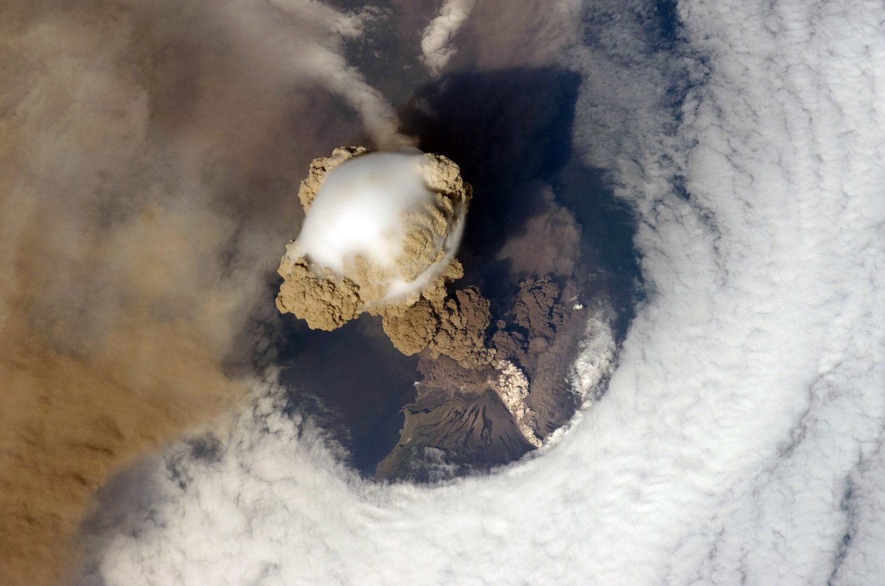 Utbruddet av vulkanen Sarychev Peak, Kuriløyene, nordøst i Japan, 12. juni 2009, betraktet den internasjonale romstasjonen. Den hvite substansen på siden av vulkanen er pyroplastisk strømning. Kreditt NAS av National Aeronautics and Space Administration National Aeronautics and Space Administration