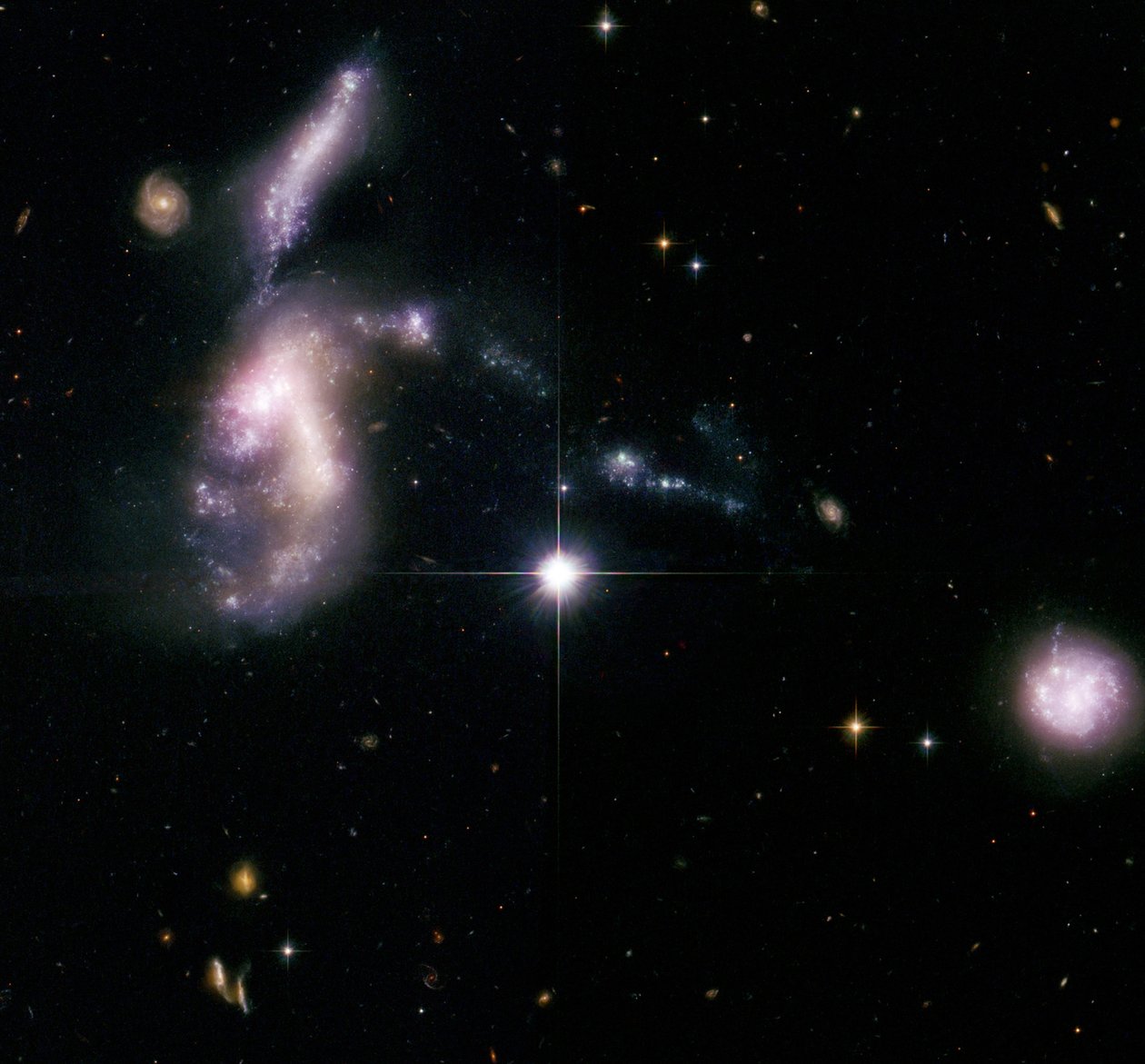 Hickson Compact Group 31, en av 100 kompakte galaksegrupper katalogisert av den kanadiske astronomen Paul Hickson. Kreditt NASA. Vitenskap astronomi av National Aeronautics and Space Administration National Aeronautics and Space Administration