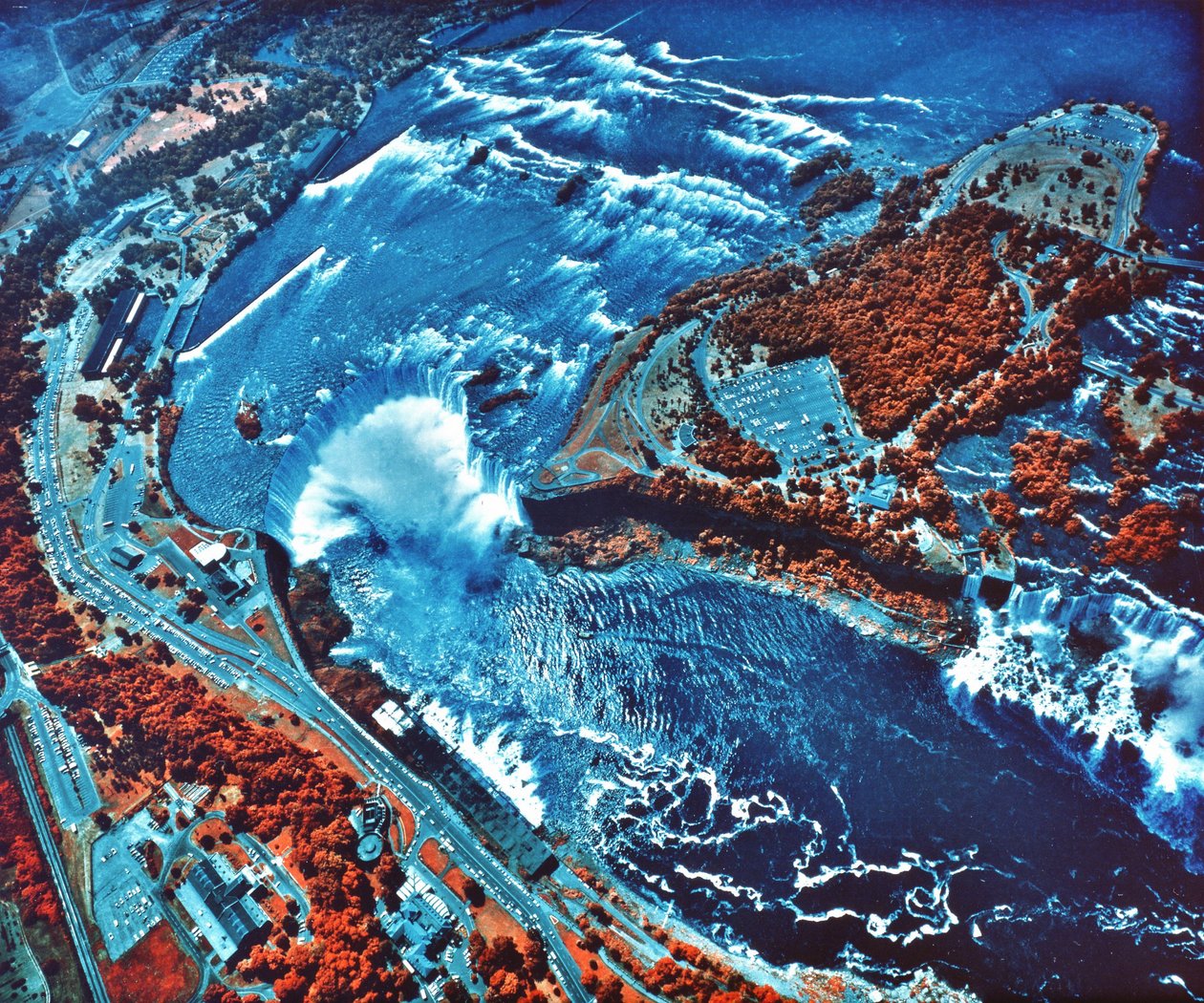 Infrarødt fotografi av Niagara Falls tatt fra NASA Earth Survey 2-fly. NASA-bilde. av National Aeronautics and Space Administration National Aeronautics and Space Administration