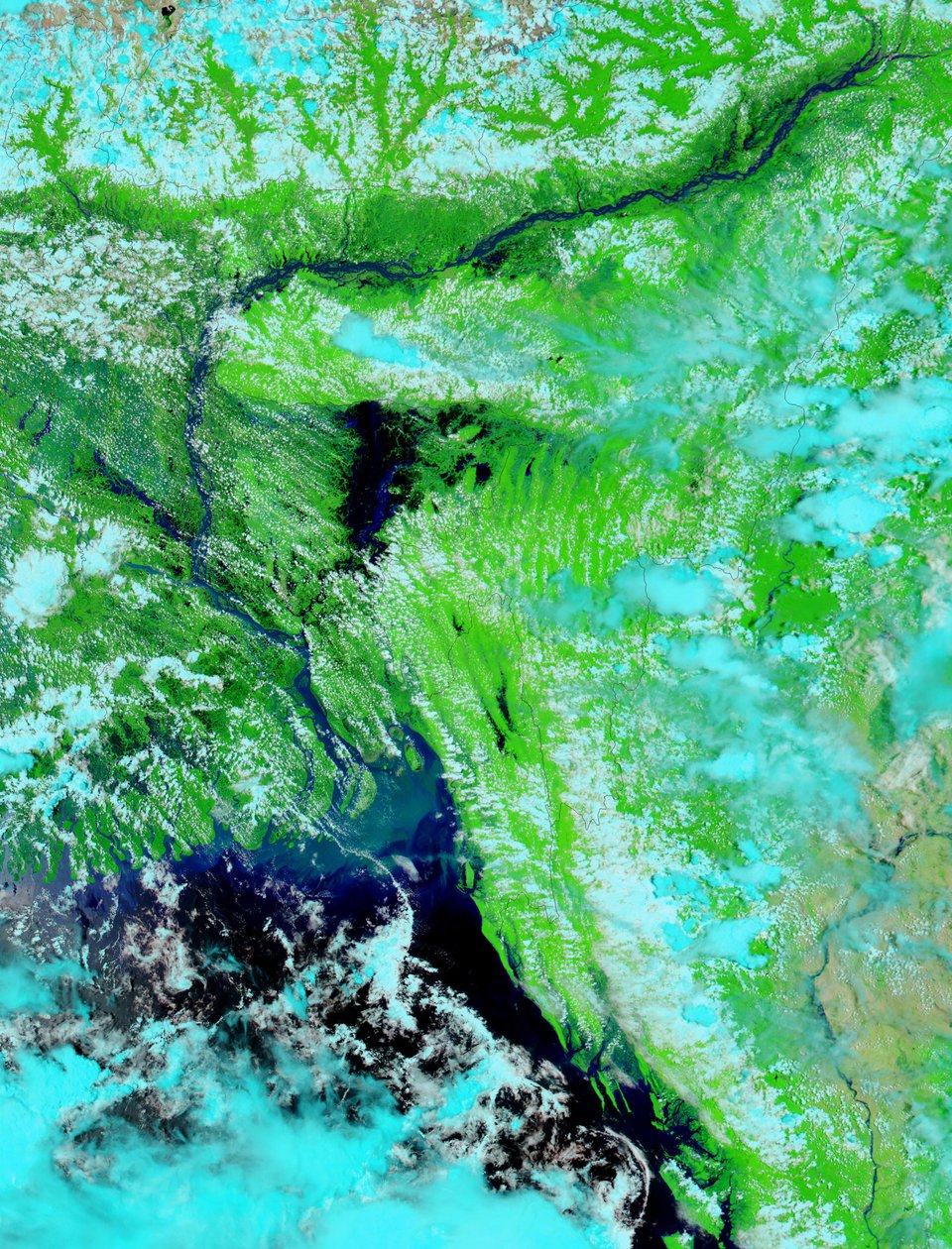 Store områder av deler av Bangladesh (til venstre for midten) og India (venstre kant og øverst til høyre) er under vann, 3. august 2003. Knallblått er elver, innsjøer og oversvømmede områder. Mørkt område til venstre i forgrunnen er Bay o av National Aeronautics and Space Administration National Aeronautics and Space Administration