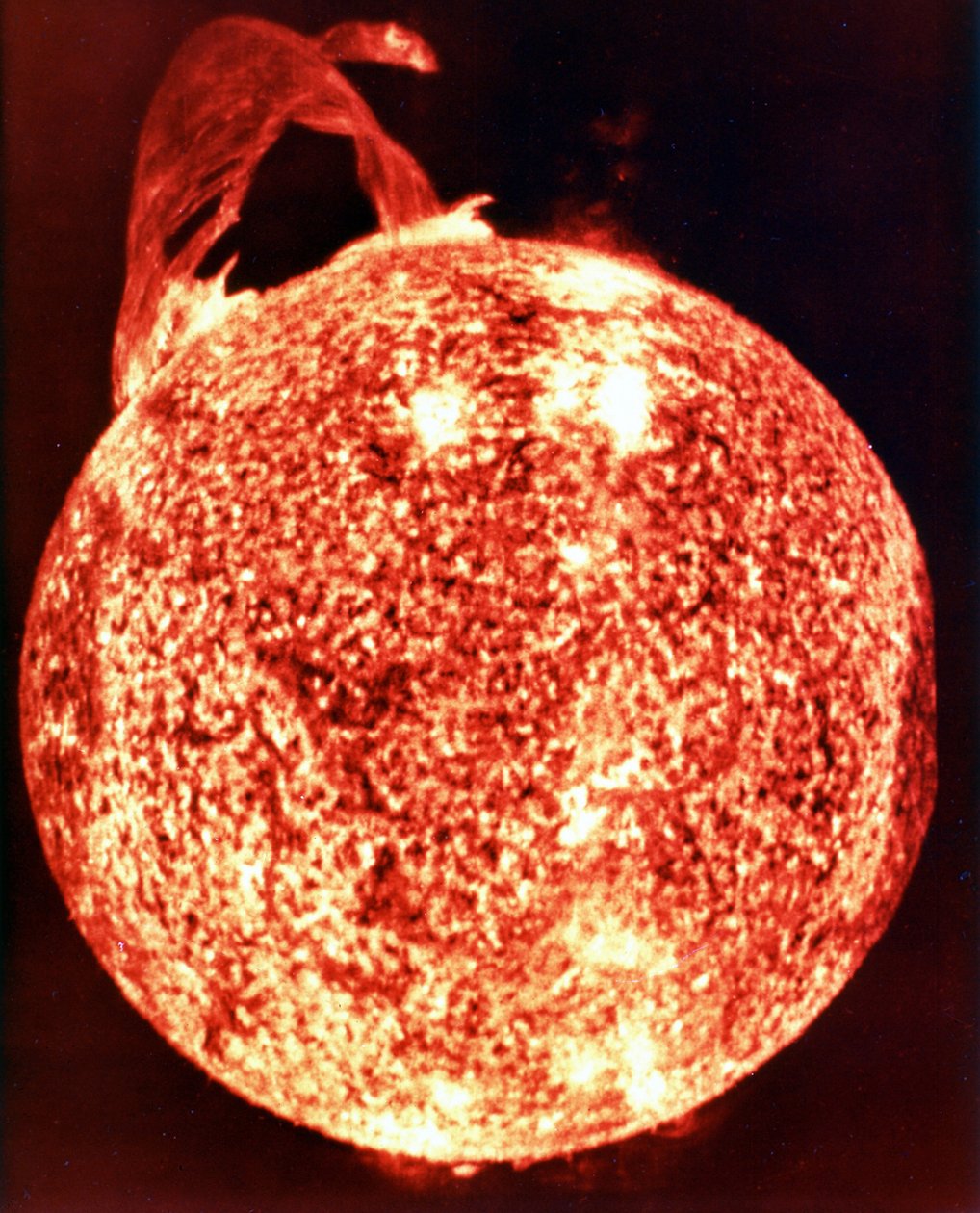 En av de mest spektakulære solflammene (øverst til venstre) som noen gang er registrert som strekker seg over mer enn 588 000 km over soloverflaten. NASA-bilde. av National Aeronautics and Space Administration National Aeronautics and Space Administration