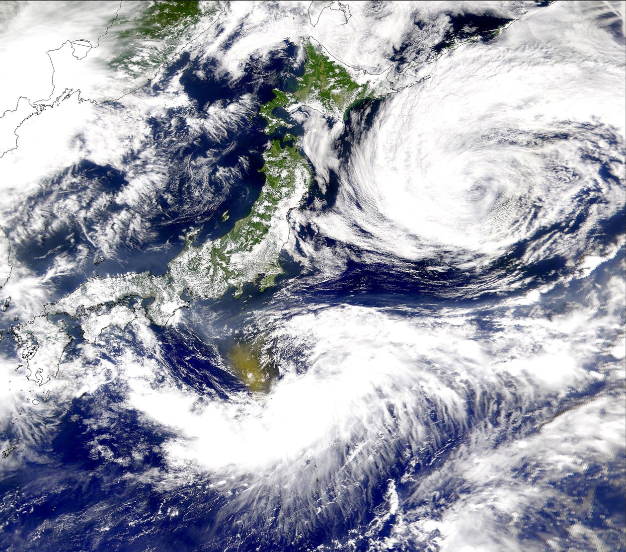 Satellittbilde av Stillehavet nær Japan med en stor brun sky, muligens forårsaket av utbruddet av Mount Oyama på Miyakejima-øya, Japan. Kreditt NASA. Vitenskap Geologi Vulkanologi av National Aeronautics and Space Administration National Aeronautics and Space Administration