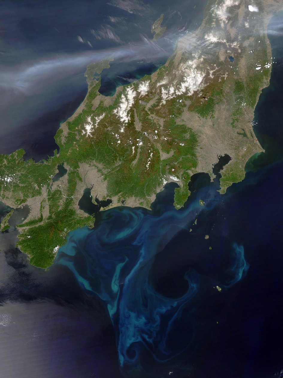 Satellittbilde av Honshu, Japan, 4. mai 2005 med en tykk røyksky som krysser øya fra vest, hvor det har brent kraftige branner i Nord-Korea. Kreditt NASA. Science Earth Geology Pollutio av National Aeronautics and Space Administration National Aeronautics and Space Administration