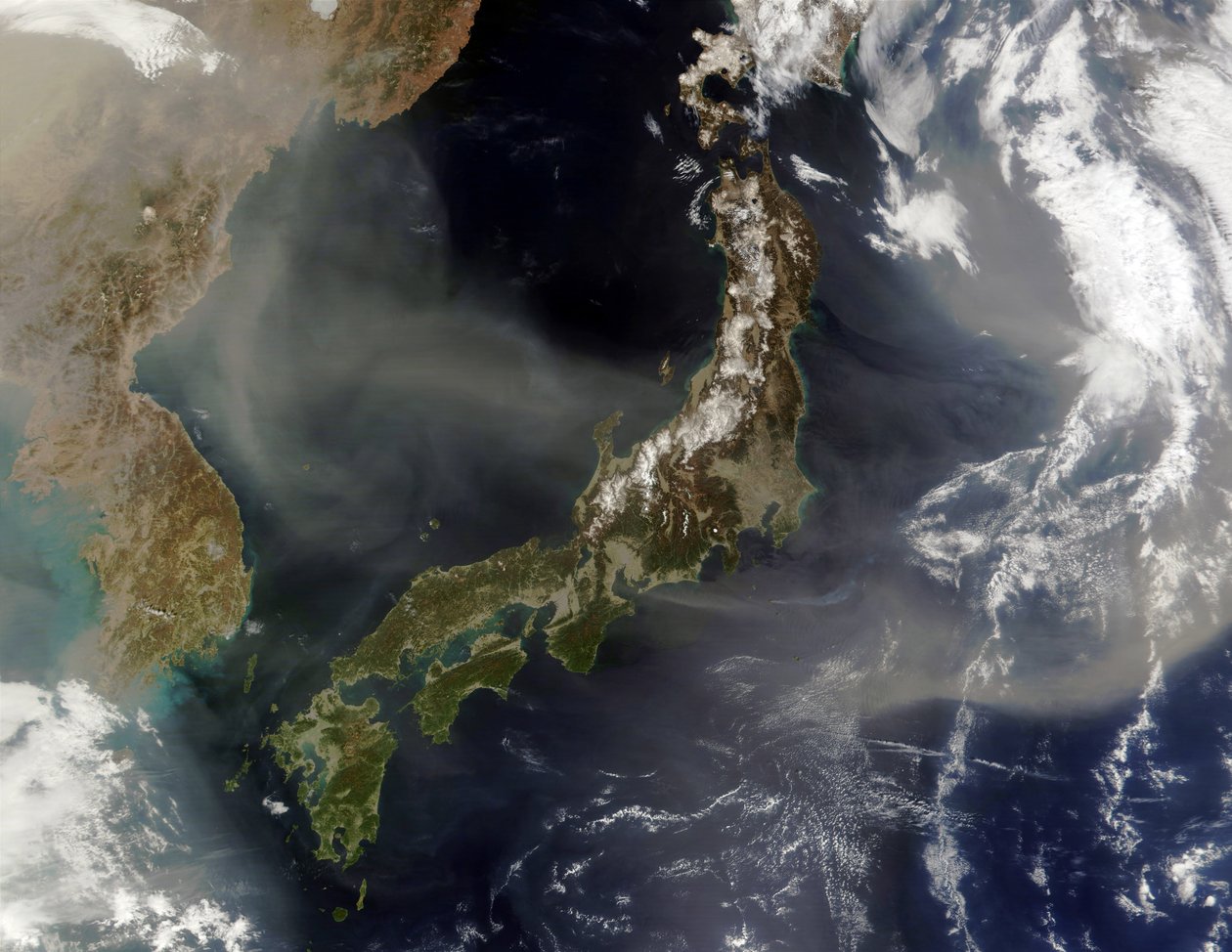 Satellittutsikt over Japan med snødekte fjell, vårgrønne land på lavere nivåer. Støv fra fastlands-Kina som blåser over Japanhavet, og ut i Stillehavet. Kreditt: NASA. Vitenskap av National Aeronautics and Space Administration National Aeronautics and Space Administration