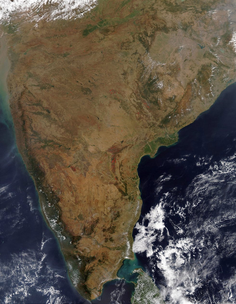 Satellittutsikt over den indiske halvøya. Sri Lanka er bare synlig under skyen nederst til høyre. Kreditt: NASA. Science Earth Geology Oceanography av National Aeronautics and Space Administration National Aeronautics and Space Administration