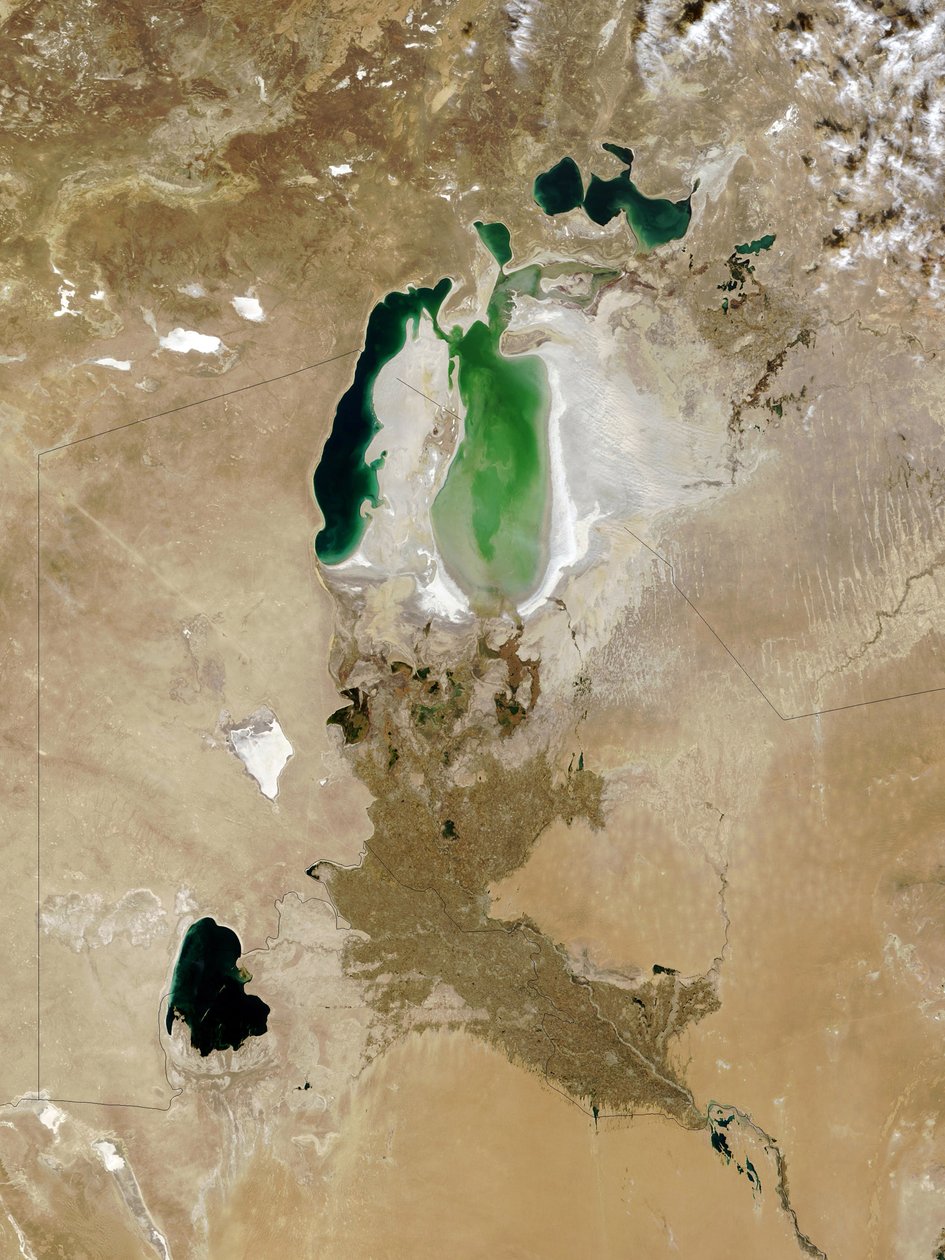Aralhavet, oktober 2008. En gang det fjerde største innlandshavet, i Sør-Kasakhstan og Nord-Usbekistan, har det delt seg i tre vannmasser. Hovedårsak til svinn på grunn av avledning av vann av National Aeronautics and Space Administration National Aeronautics and Space Administration