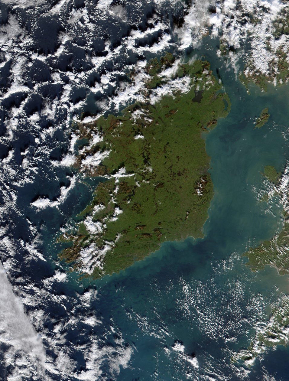 Irskehavet (til høyre) fullt av planteplankton i dette fargeriktige bildet fra januar 2002. Det irske hav skiller Irland (i midten) fra Storbritannia (til høyre). Dette melkeaktige utseendet skyldes sannsynligvis t av National Aeronautics and Space Administration National Aeronautics and Space Administration