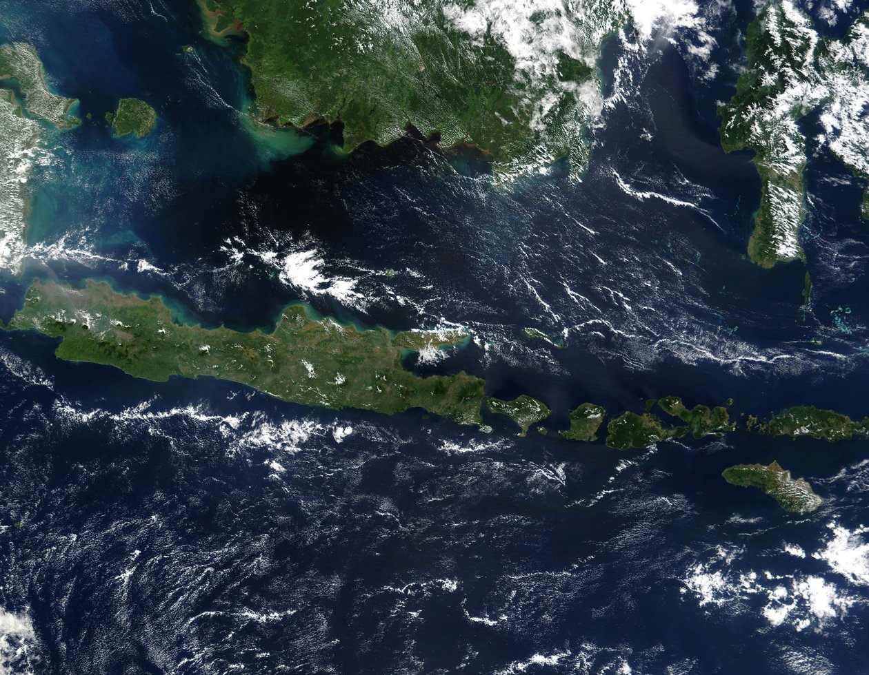 Sannfargesatellittbilde av Indonesia midten av mai 2002. Siden brenningssesongen ikke var helt i gang i regionen, er himmelen over øya Borneo, Malaysia på nordvestkysten, relativt klar. av National Aeronautics and Space Administration National Aeronautics and Space Administration