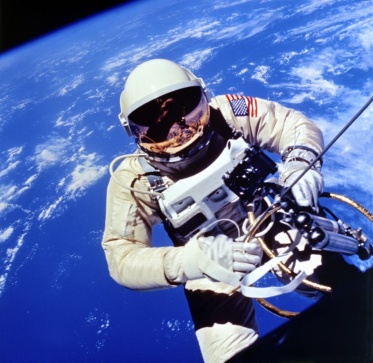 Den amerikanske astronauten Edward H White II utfører eksterne oppgaver under tredje bane av Gemini-Titan 4-flyvningen. NASA-bilde. av National Aeronautics and Space Administration National Aeronautics and Space Administration