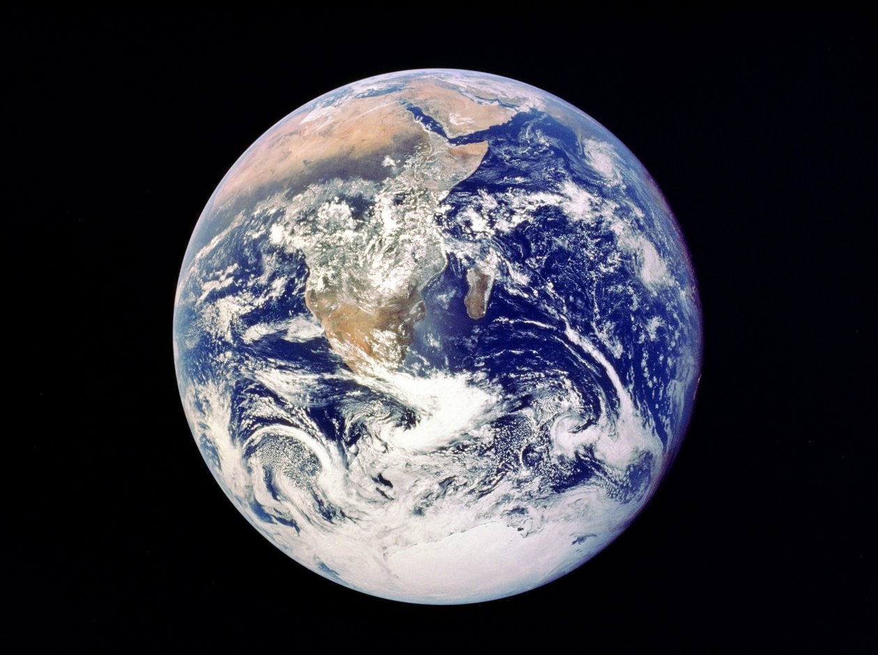Hele jorden fra verdensrommet - utsikt fra Apollo 17. desember 1972. Første fotografi av den sørpolare iskappen. Det meste av Afrika er også synlig på den arabiske halvøy og Madagaskar (malagasisk). NASA-bilde. av National Aeronautics and Space Administration National Aeronautics and Space Administration