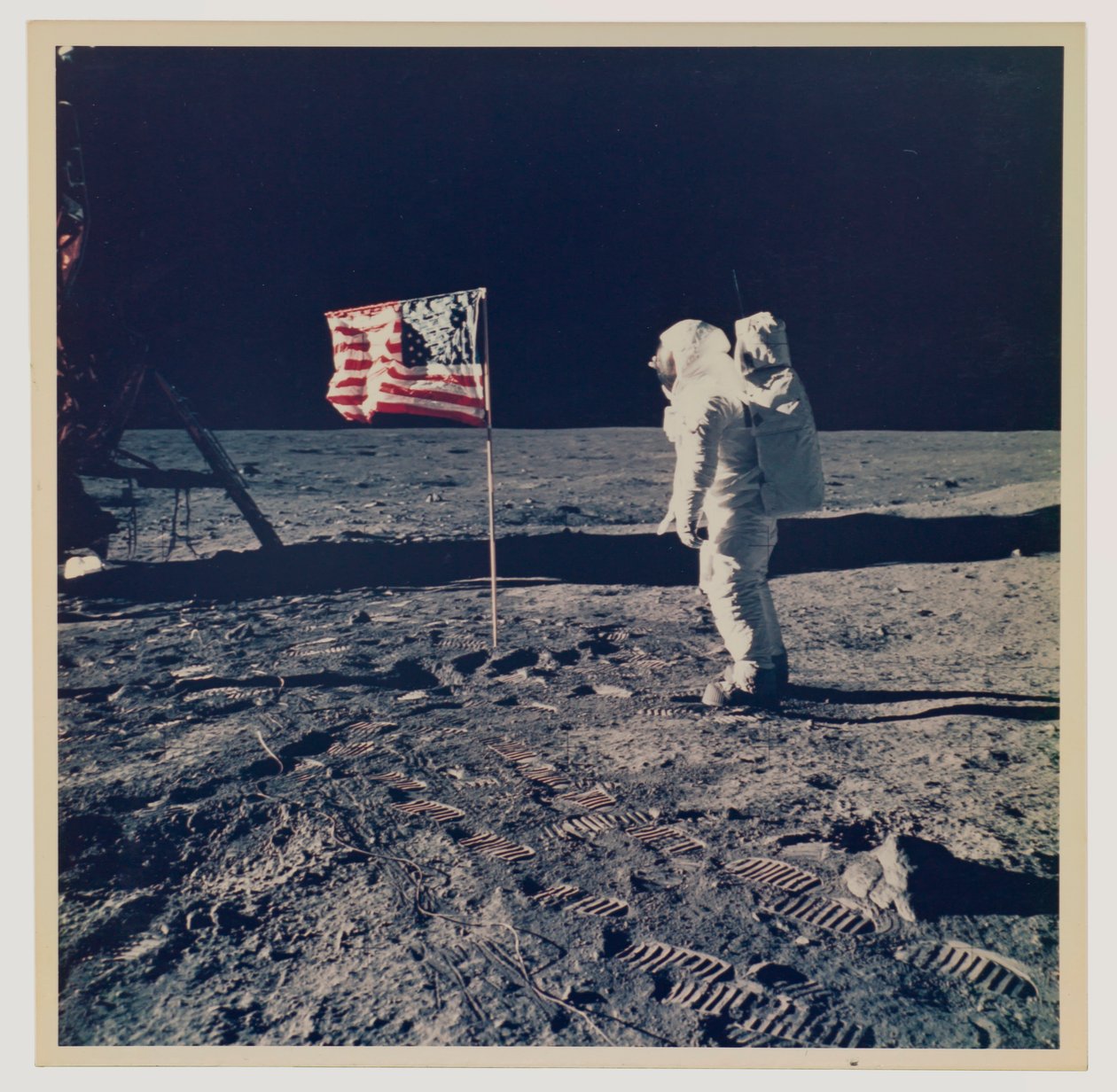 Buzz Aldrin og det amerikanske flagget på månen av Neil Armstrong
