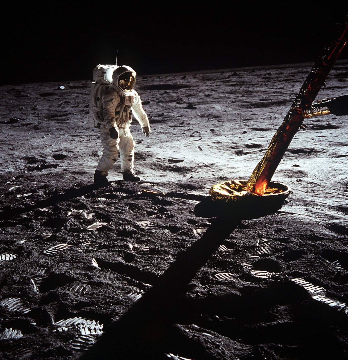 Buzz Aldrin ved benet av Lunar Module, Apollo II-oppdrag, juli 1969. av Neil Armstrong