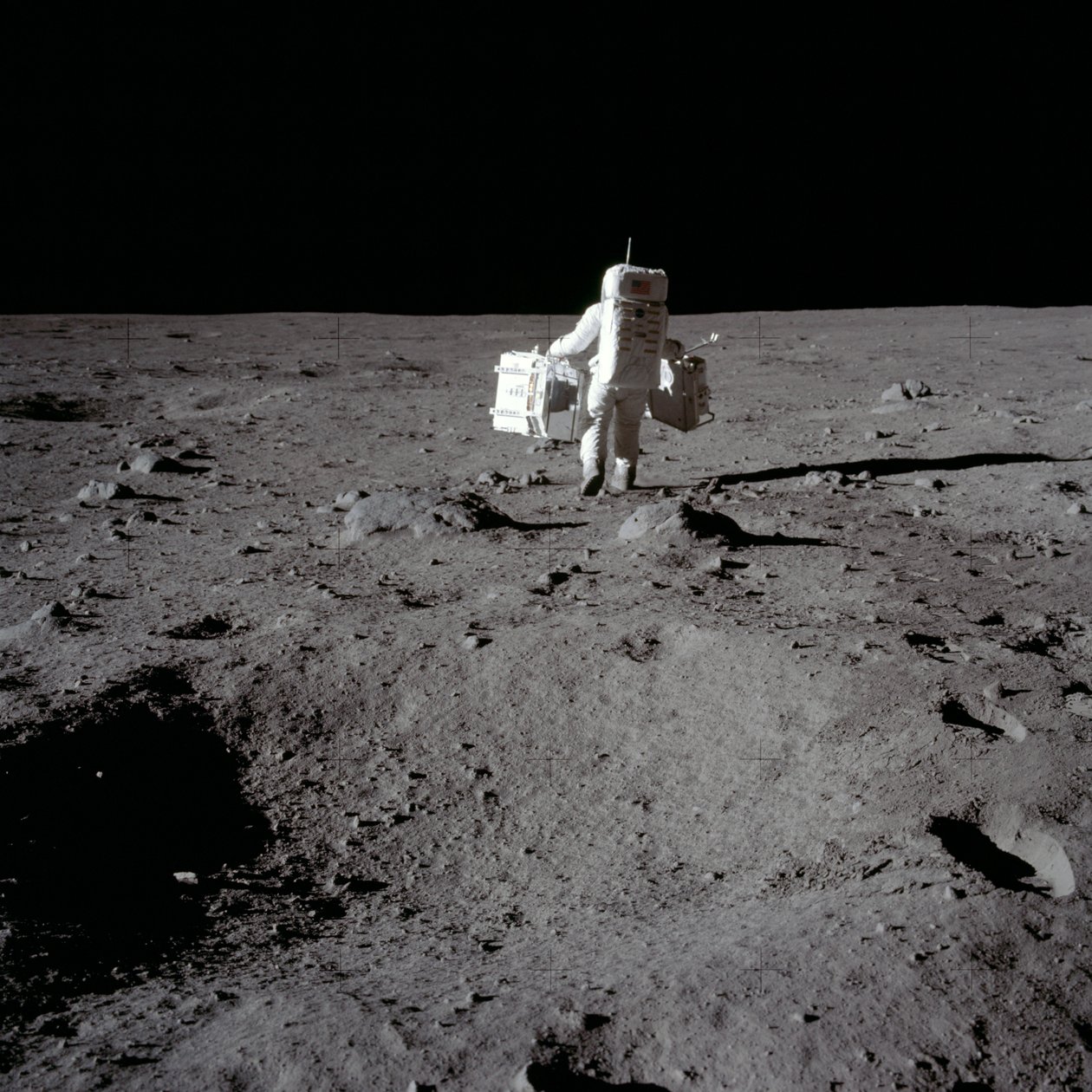 Buzz Aldrin utfører et eksperiment på månens overflate, Apollo II-oppdraget, juli 1969. av Neil Armstrong