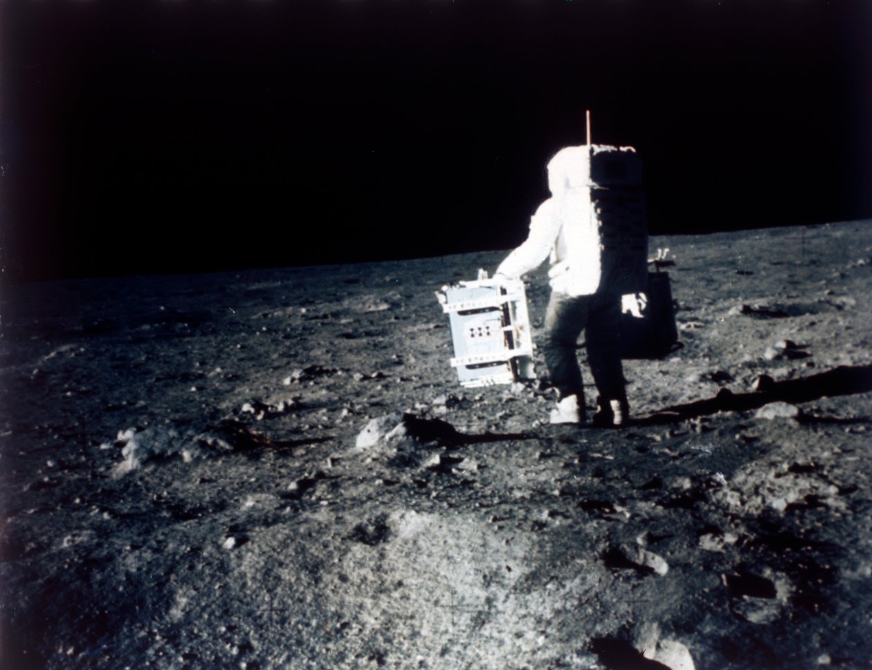 Buzz Aldrin utfører et eksperiment på månens overflate, Apollo II-oppdraget, juli 1969. av Neil Armstrong