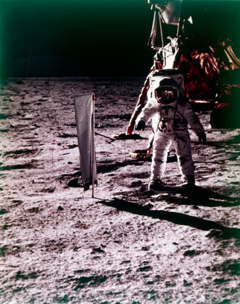 Buzz Aldrin deploys solar wind collector on the surface of the Moon, Apollo 11 mission, July 1969.     1162595   no       norwegian Successfully Translated  Original: Apollo Flaying Marsyas Translat: Apollo Flaying Marsyas 1232398 no norwegian Successfully av Neil Armstrong
