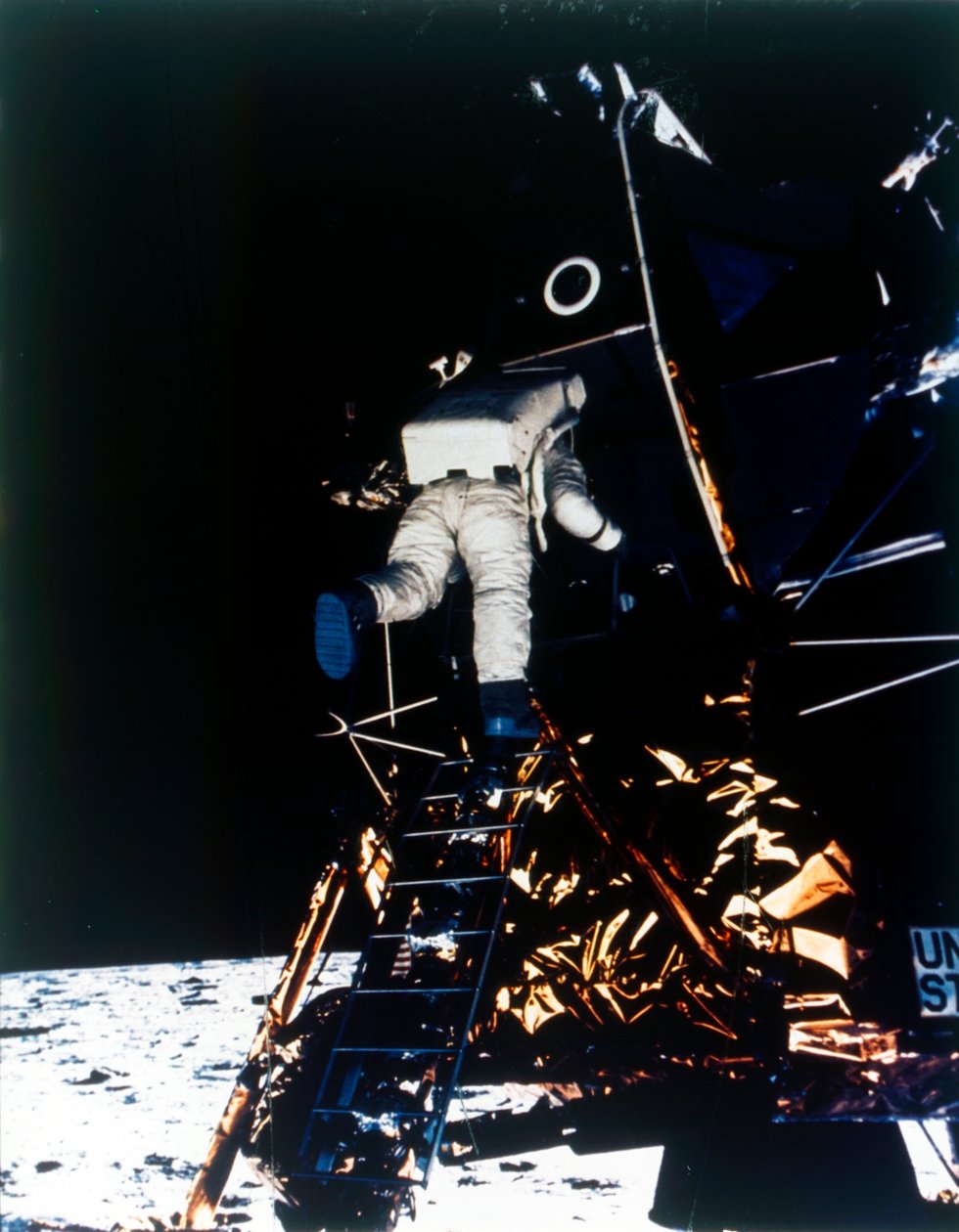 Buzz Aldrin kommer ned fra Lunar Module, Apollo II-oppdraget, juli 1969. av Neil Armstrong