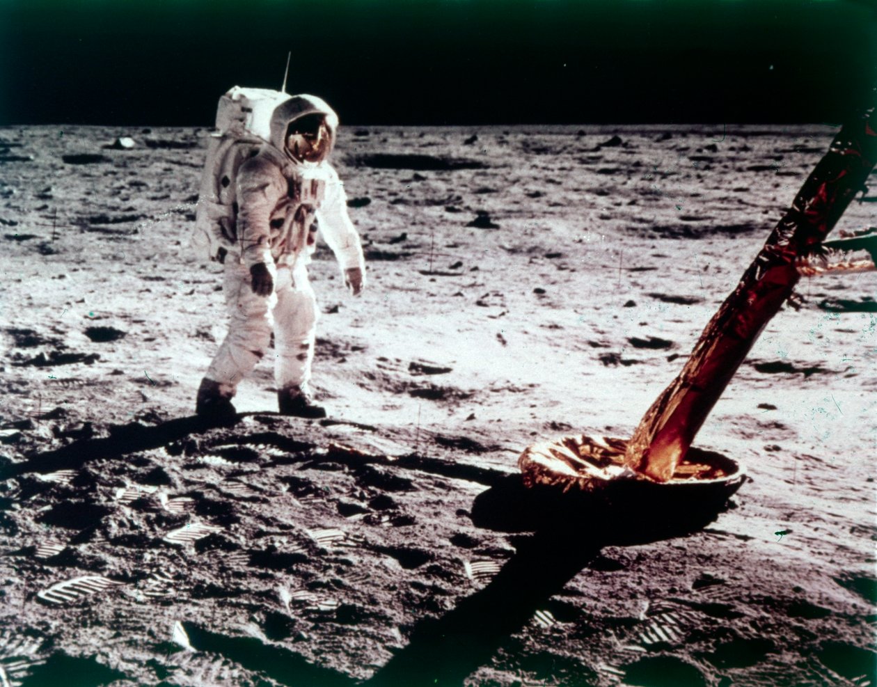 Buzz Aldrin nær etappen til månemodulen på månen, Apollo 11-oppdrag, juli 1969. av Neil Armstrong