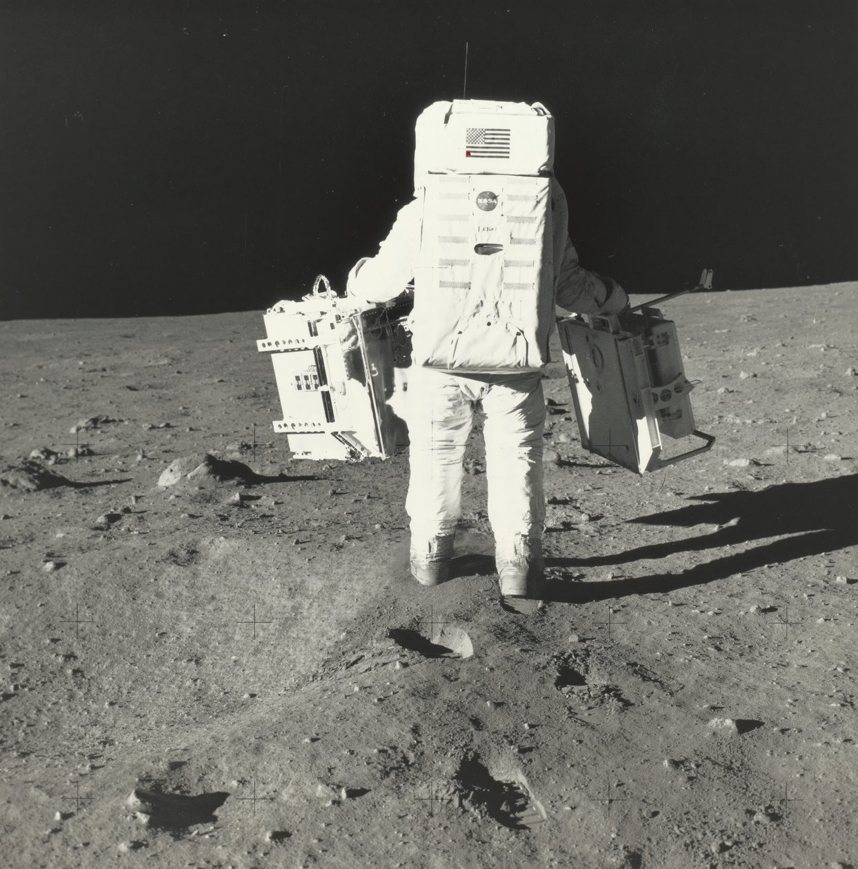 Buzz Aldrin på månen med komponenter fra pakken for tidlig Apollo vitenskapelige eksperimenter, 1969. av Neil Armstrong