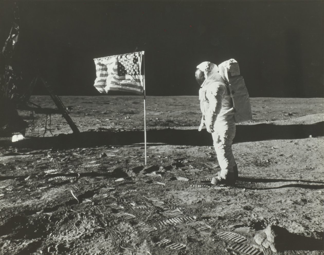 Buzz Aldrin på månen med det amerikanske flagget, 1969. av Neil Armstrong