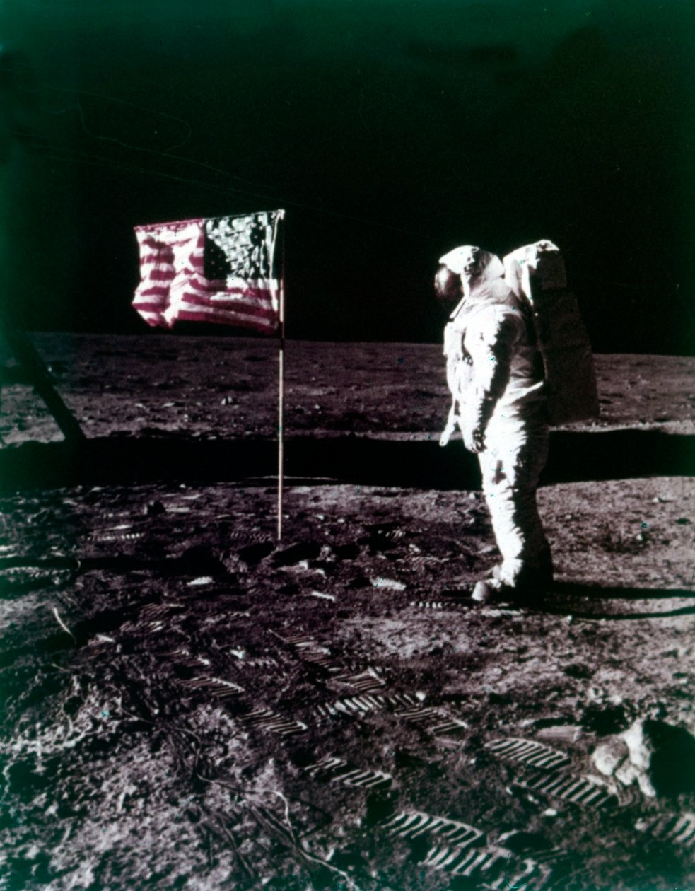 Buzz Aldrin står ved siden av det amerikanske flagget på månens overflate, juli 1969. av Neil Armstrong