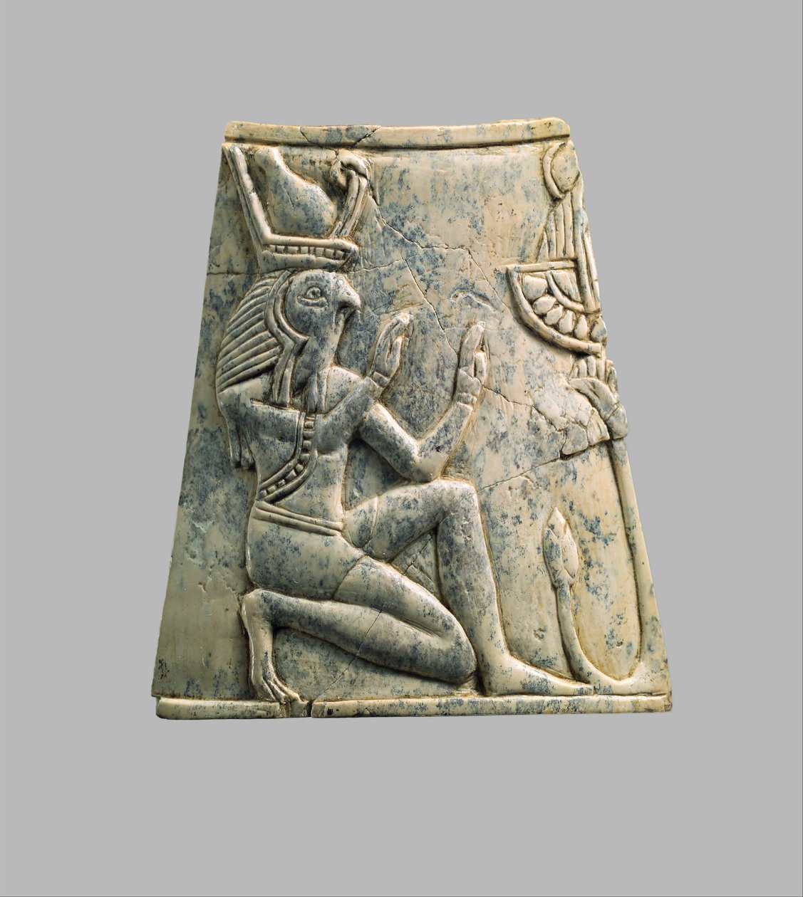 Plakett med falkehodet Re iført krone av Øvre og Nedre Egypt, ca. 8.–7. århundre f.Kr. av Neo Assyrian