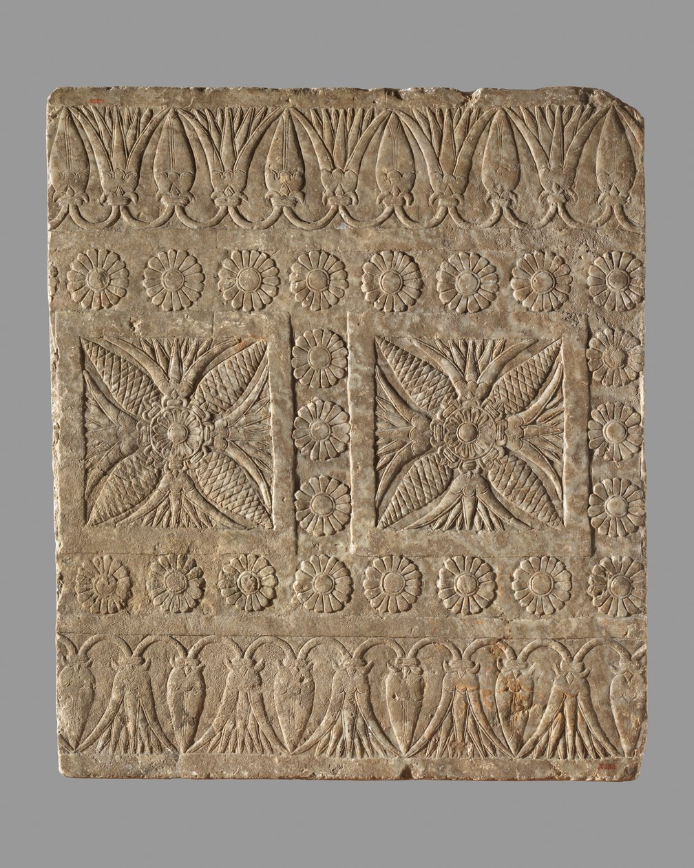 Terskel fortauplate med teppedesign, 7. århundre f.Kr. (gipsalabast) av Neo Assyrian