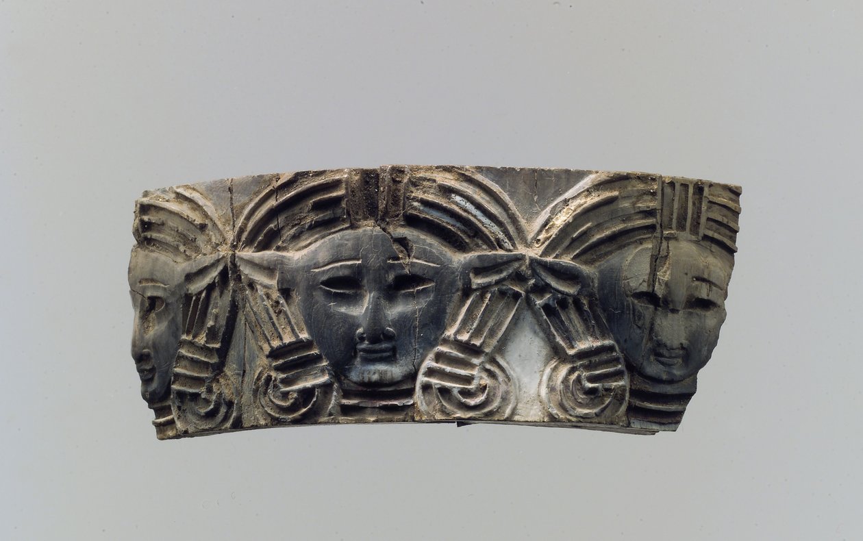Cloisonné-møbler eller plakett for kosmetikkboks med tre frontale hoder, ca. 8.–7. århundre f.Kr. (elfenbein) av Neo Assyrian