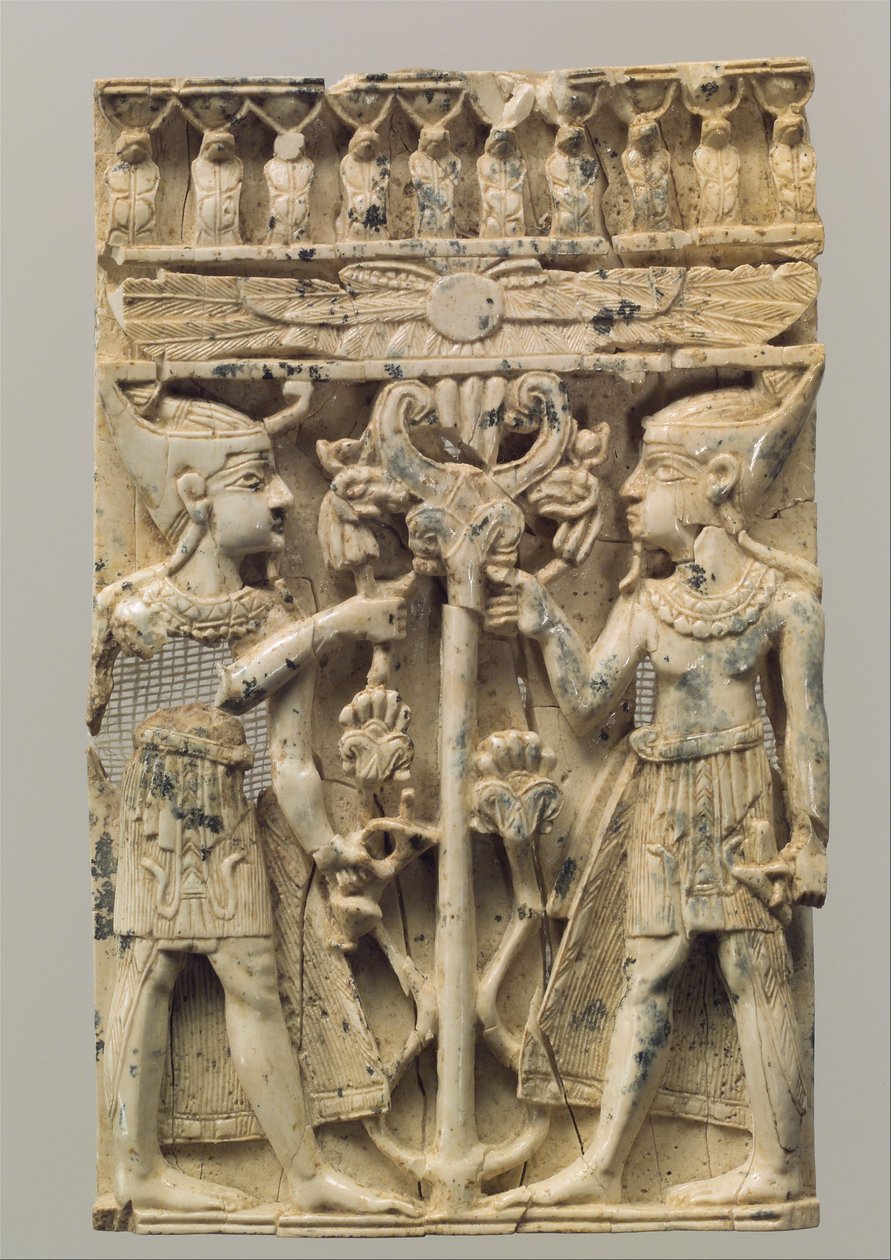 Møbelplakett skåret i høyt relieff med to egyptiske figurer som flankerer et volutttre, ca. 9.–8. århundre f.Kr. (elfenben) av Neo Assyrian