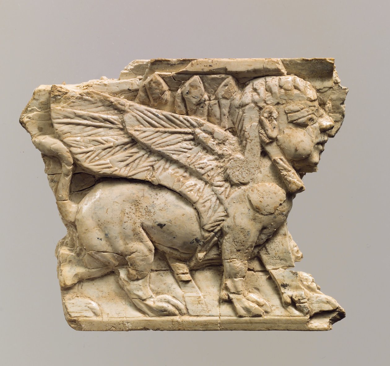 Møbelplakett skåret i relieff med sfinks, ca. 9.-8. århundre f.Kr. (elfenbein) av Neo Assyrian