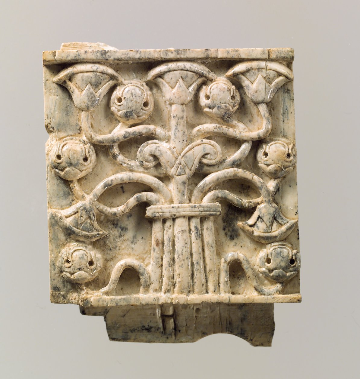 Møbelplakett skåret i relieff med stilisert tre, ca. 8.–7. århundre f.Kr. (elfenbein) av Neo Assyrian