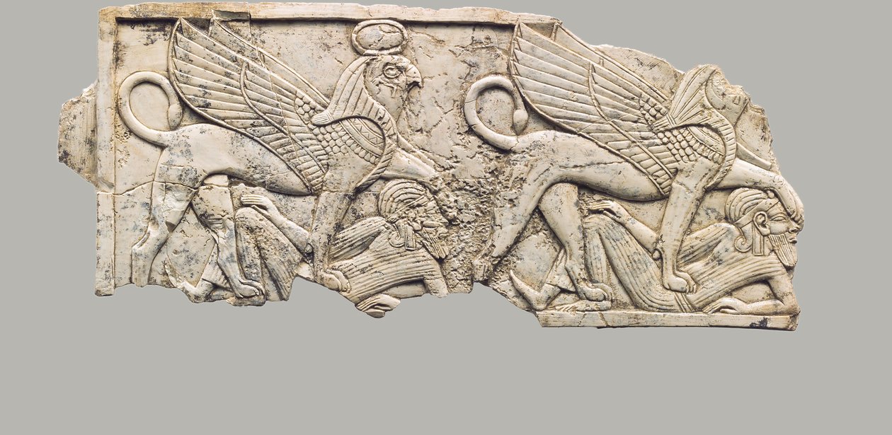 Møbelplakett skåret i relieff med to falkehodede sfinkser som tråkker fanger, ca. 9.–7. århundre f.Kr. (elfenbein) av Neo Assyrian Neo Assyrian