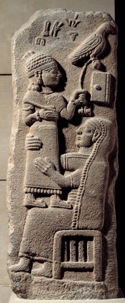 Lavt basaltrelieff som viser skriveren Tarhunpiyas på morens knær, mens han holder skriftstedet og en jaktfalk. Slutten av 800-tallet f.Kr. Fra Marash, Anatolia. Nyhittittæra (1050-800 f.Kr.) Dim. 0,75x0,28 m. Paris, Louvre-museet av Neo Hittite Neo Hittite