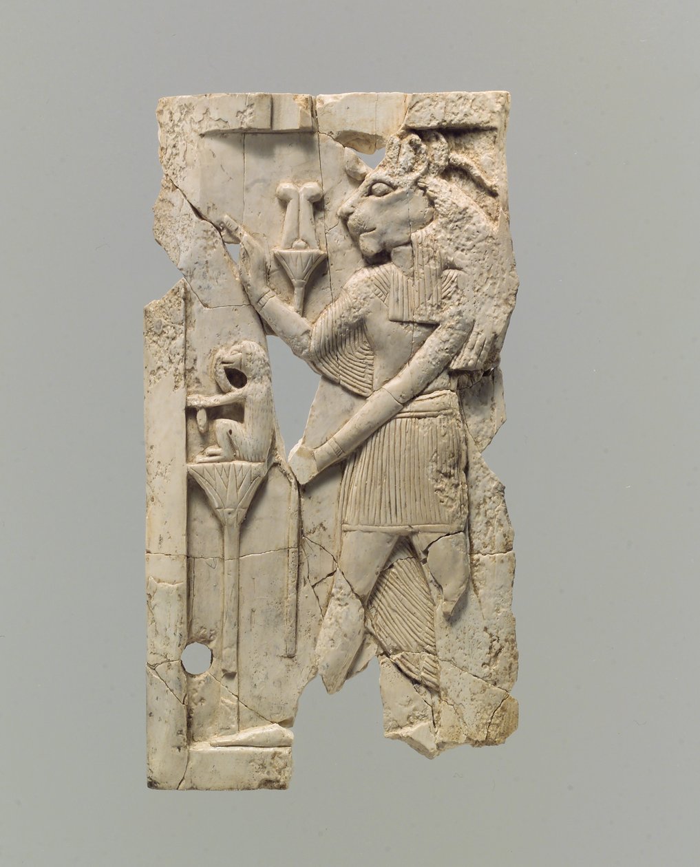 Møbelplakett skåret i relieff med løvehodefigur, ca. 8.–7. århundre f.Kr. (elfenbein) av Neo Assyrian