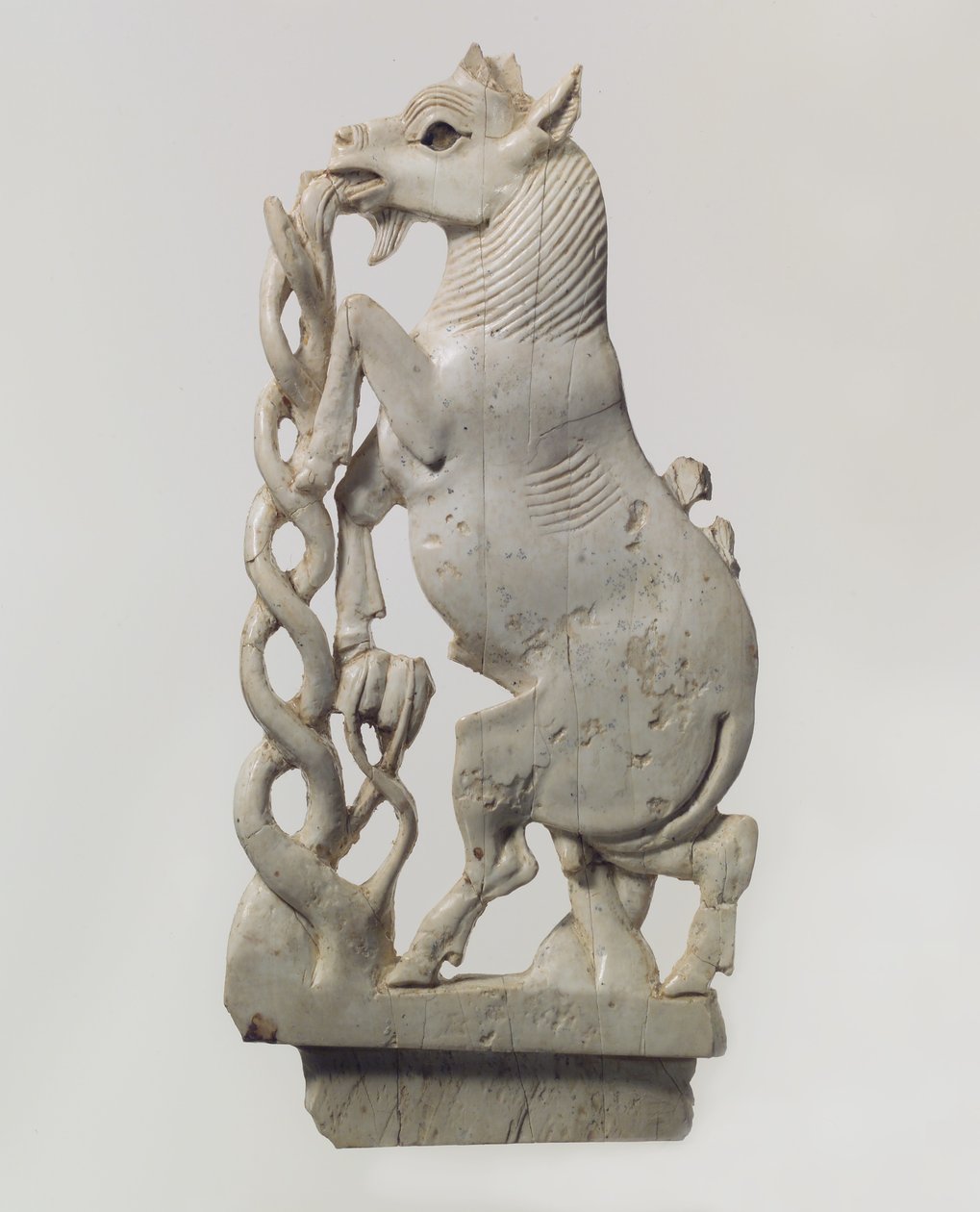 Gjennombrudt møbelplakett med en oppdrettsgeit, ca. 900-800-tallet f.Kr. av Neo Assyrian